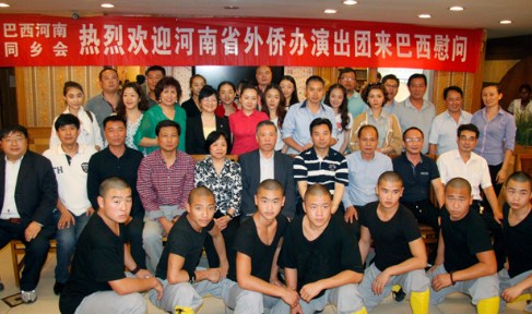 中國僑網(wǎng)河南同鄉(xiāng)總會(huì)理監(jiān)事與藝術(shù)團(tuán)合影,。(巴西南美僑報(bào)網(wǎng))