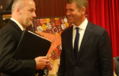 中國僑網(wǎng)貝爾德(Mike Baird)與反對黨新州工黨領袖陸富利,。(澳洲新快網(wǎng) 供圖)