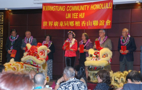 中國(guó)僑網(wǎng)夏威夷廣東同鄉(xiāng)聯(lián)誼會(huì)新理事接福納祥。(美國(guó)《世界日?qǐng)?bào)》/陳艷群 攝)