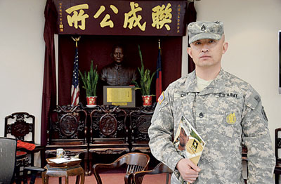 中國(guó)僑網(wǎng)陳彥豪在紐約聯(lián)成公所宣傳美國(guó)陸軍“緊缺人才征兵計(jì)劃”,。(美國(guó)《星島日?qǐng)?bào)》)