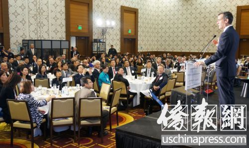 中國(guó)僑網(wǎng)洛杉磯市長(zhǎng)賈希提在峰會(huì)上演講,鼓勵(lì)投資商來洛杉磯投資,。(美國(guó)《僑報(bào)》/邱晨 攝)
