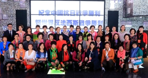 中國(guó)僑網(wǎng)歐華婦聯(lián)舉辦“世界反法西斯暨中國(guó)抗日戰(zhàn)爭(zhēng)勝利70周年紀(jì)念座談會(huì)”后合影,。(法國(guó)歐洲時(shí)報(bào)網(wǎng))