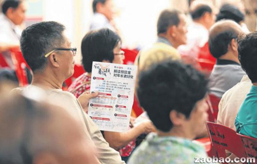 中國僑網(wǎng)由《聯(lián)合早報(bào)》和《聯(lián)合晚報(bào)》聯(lián)辦的“陪你看報(bào)紙”活動(dòng)自去年9月啟動(dòng)以來,,吸引了不少公眾參加,。(新加坡《聯(lián)合早報(bào)》/檔案照片)