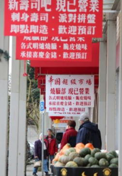 中國(guó)僑網(wǎng)有學(xué)者指出,,反對(duì)中文招牌的背后,與列治文市老居民憂(yōu)慮城市高速發(fā)展,、版圖改變的心態(tài)有關(guān),。(加拿大《世界日?qǐng)?bào)》)