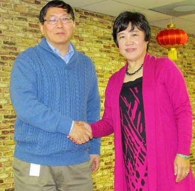 中國僑網(wǎng)亞特蘭大湖北同鄉(xiāng)會新會長劉志強(qiáng)(左)與卸任會長劉俐(右),。(美國《世界日報》/安方 攝)