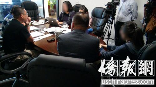 中國僑網(wǎng)產(chǎn)婦章女士正在接受媒體的聯(lián)合采訪,。(高睿/攝)