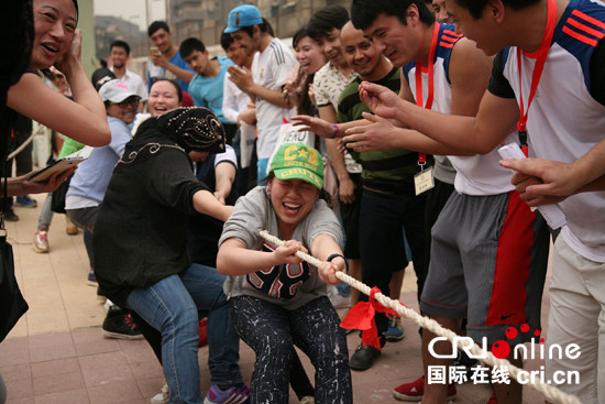 中國(guó)僑網(wǎng)運(yùn)動(dòng)會(huì)上的女子拔河比賽 黃元鵬攝