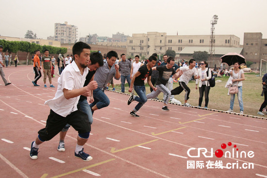 中國(guó)僑網(wǎng)運(yùn)動(dòng)會(huì)上的男子短跑比賽 黃元鵬攝