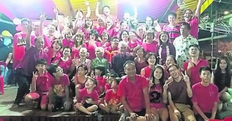 中國僑網(wǎng)兒女子孫等為林淡慶祝101歲大壽時(shí)齊聲歡呼,,溫馨喜悅,。(馬來西亞《星洲日報(bào)》)