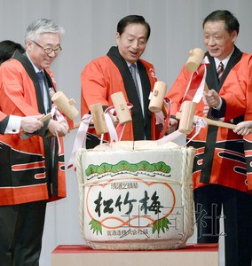 中國僑網(wǎng)4月11日,,第7次日中韓旅游部長會議在東京舉行,。韓國文化體育觀光部長金鐘德(左起)、日本國土交通相太田昭宏,、中國國家旅游局局長李金早在晚宴上打破酒桶蓋慶祝,。(日本共同社)