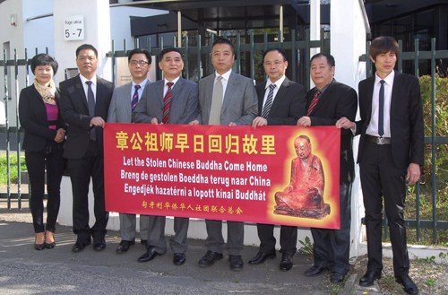 中國(guó)僑網(wǎng)匈華總會(huì)和僑胞代表在荷蘭駐匈牙利大使館前集會(huì)。(匈牙利歐洲華通社)