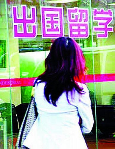 中國(guó)僑網(wǎng)最近一個(gè)月至少有10名大溫地區(qū)的中國(guó)留學(xué)生被CBSA人員登門逮捕,甚至被“即捕即遣返”(加拿大《明報(bào)》)