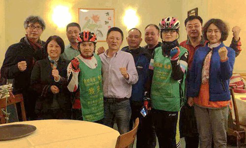 中國僑網(wǎng)賴立坤、張慧和熱那亞僑領(lǐng)合影(意大利歐聯(lián)通訊社)