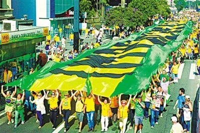 中國僑網(wǎng)4月12日,在巴西圣保羅,,人們參加反腐游行,。當日,,巴西全國24個州和首都巴西利亞聯(lián)邦區(qū)的民眾舉行大規(guī)模反腐游行,要求政府進行全面徹底改革,。(新華社/美聯(lián))