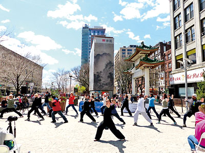 中國僑網(wǎng)幾十人一起在華埠公園演練太極的場面,,頗為壯觀,。(美國《星島日報》菊子 攝)
