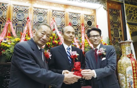 中國僑網(wǎng)中華總會(huì)館總董交接。左起馬頌明,、羅林泉,、胡建邦。(美國《世界日報(bào)》/關(guān)文杰 攝)