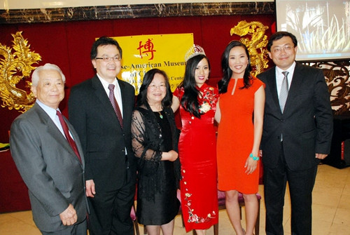 中國僑網(wǎng)右起:副總領(lǐng)事王永,、主持人凱蒂,、中國城親善小姐張羽琪,、美洲華裔博物館館長梅素蘭,、創(chuàng)辦人之一鄭金光、董事李金亮等在慶祝晚宴上,。(美國《芝加哥華語論壇》/張大衛(wèi) 攝)