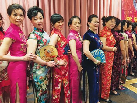 中國僑網(wǎng)華裔女性身穿旗袍,,氣質(zhì)優(yōu)雅。(美國僑報 鄒斌 攝)