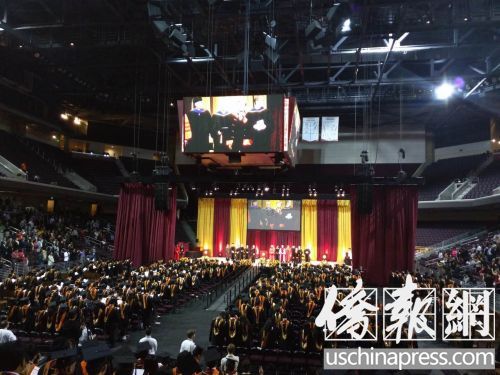 中國(guó)僑網(wǎng)南加州大學(xué)15日舉辦的畢業(yè)典禮,。(美國(guó)僑報(bào) 李幟一 攝)