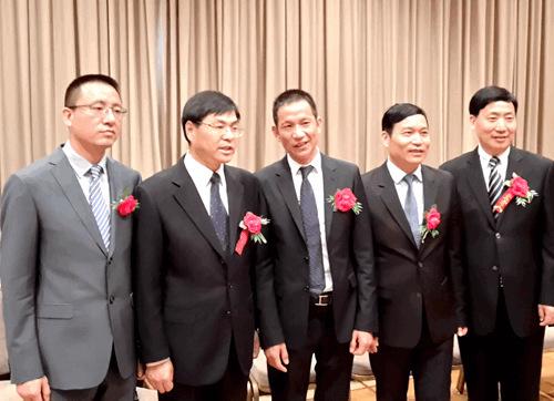 中國僑網(wǎng)浙江省僑務(wù)代表團(tuán)與新老會長合影,。(希臘歐聯(lián)通訊社)