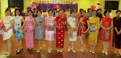 中國僑網(wǎng)中國旗袍會(huì)亞特蘭大分會(huì)旗袍秀,,展現(xiàn)東方女性風(fēng)華。(美國《世界日?qǐng)?bào)》/安方 攝)