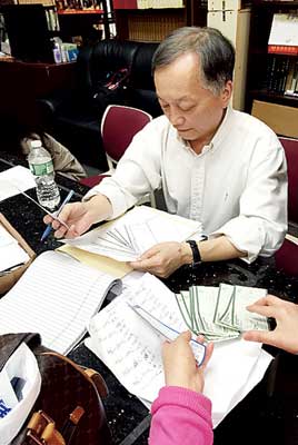 中國(guó)僑網(wǎng)翁小姐向趙文笙出示一?琛白羆崖糜巍笨,?齙目脹分?。(脭r?緞塹喝氈ā罰?