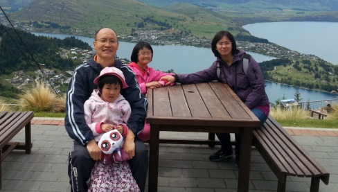 中國僑網(wǎng)George Huang與他的妻子Cynthia,及兩個(gè)女兒,。(新西蘭天維網(wǎng))
