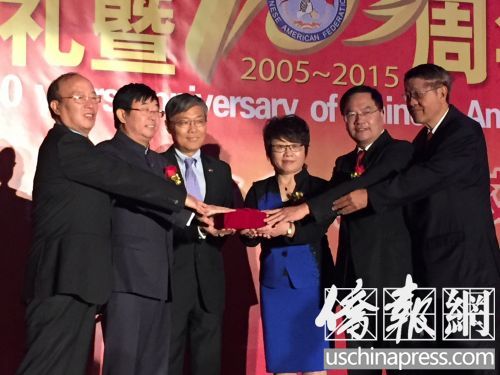 中國僑網(wǎng)總領(lǐng)事劉健(左三)見證了美華總新老會長的交接儀式,。(美國《僑報》/高睿 攝)