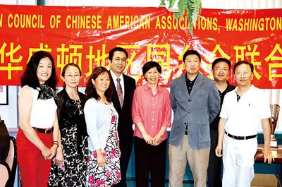 中國僑網(wǎng)新一屆同鄉(xiāng)會(huì)聯(lián)合會(huì)工作團(tuán)隊(duì)成員。(美國《星島日報(bào)》)
