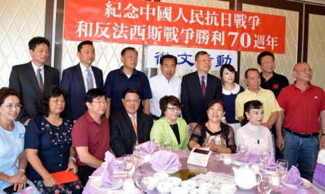 中國僑網(wǎng)紀(jì)念抗日戰(zhàn)爭勝利70周年,,總策劃顧衍時(前排左四)介紹,,蘇浙滬同鄉(xiāng)會將舉辦征文活動,。(美國《世界日報》/丁曙 攝)
