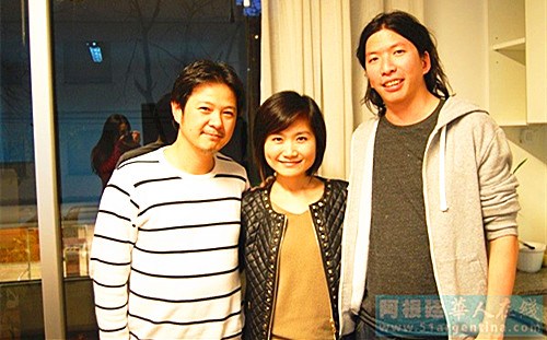中國(guó)僑網(wǎng)記者廖燕斌(中)專(zhuān)訪《仿冒市場(chǎng)》電影導(dǎo)演許煌(右)和主演黃勝煌(左),。