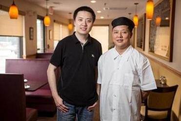 中國僑網(wǎng)圖為老板李康(左)和廚師錢師傅(右),。(美國中文網(wǎng))