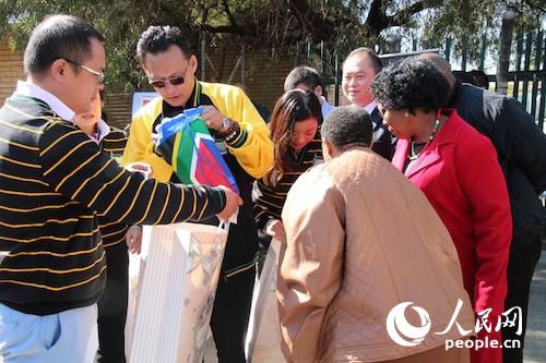 中國(guó)僑網(wǎng)非國(guó)大黨分部向校方移交捐贈(zèng)物資,。人民網(wǎng) 張潔嫻 攝