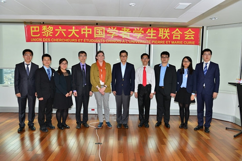 中國僑網(wǎng)嘉賓與巴黎六大學(xué)聯(lián)主席團合影,。(法國《歐洲時報》/張云茜 攝)