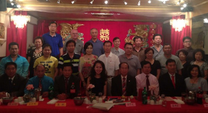 中國(guó)僑網(wǎng)圖為發(fā)起會(huì)員和嘉賓合影,,前左五為會(huì)長(zhǎng)黃煒秋,,前左六為理事長(zhǎng)吳榕生,。(美國(guó)《世界日?qǐng)?bào)》/劉麟 攝)