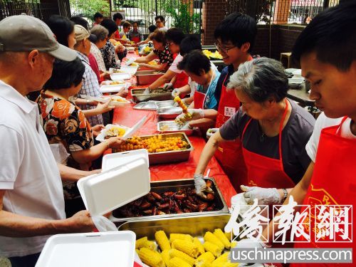 中國(guó)僑網(wǎng)華埠孔子大廈住戶慶祝獨(dú)立日,,2日在孔廈廣場(chǎng)舉辦燒烤大會(huì),。(美國(guó)《僑報(bào)》/葉永康 攝)