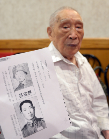 中國僑網(wǎng)蔣益昌出席展示仍保留的證件,申請中華民國的抗日勝利紀念章。(美國《世界日報》/許振輝 攝)