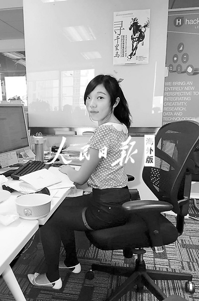 閆晴在國(guó)內(nèi)找到了一份實(shí)習(xí)工作,將她在課堂上學(xué)到的知識(shí)應(yīng)用于實(shí)踐,。