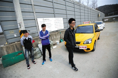 2014年3月27日,,韓國,中國游客在韓國駕校內(nèi)休息,。由于在韓國考取駕照時(shí)間短,、費(fèi)用低,不少中國人選擇赴韓考取駕照,。