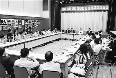 圖為7月17日下午,,在日僑界紀(jì)念抗戰(zhàn)勝利70周年座談會(huì)在中國駐日本大使館舉行。