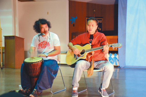 “草臺(tái)班”演出“世界工廠”,,是由趙川所創(chuàng)作,,展現(xiàn)工人生活。(世界新聞網(wǎng)/王湛
