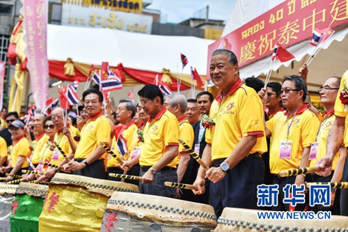 7月26日,,在曼谷唐人街,曼谷市長素坤潘(前右)出席慶祝中泰建交40周年巡游慶典。新華網(wǎng)記者