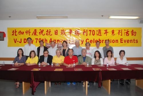 出席慶??箲?zhàn)勝利70周年記者新聞發(fā)布會的嘉賓合影,。(美國《僑報》/吳卓明