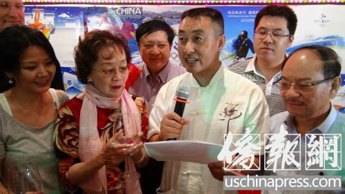 “美華聯(lián)”主席鹿強宣讀“全球華人迎冬奧”宣言,。(美國《僑報》/高睿