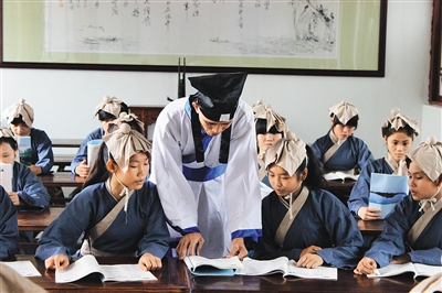 學(xué)生到東坡書院可體驗身著古裝、誦讀東坡詩詞,。本報記者