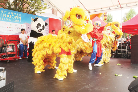 傳統(tǒng)的醒獅跳出時尚的“江南Style”,。(加拿大《明報》/陳志強(qiáng)