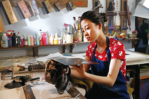 劉藝在《我們留學(xué)生2:追夢(mèng)的兔子》中飾演的小彤。(美國(guó)《僑報(bào)》)