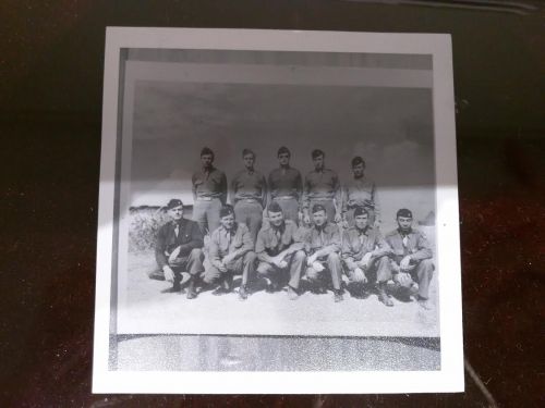 美籍華裔容兆珍(前排右一)與他的美國戰(zhàn)友,。(美國《僑報(bào)》/張苗