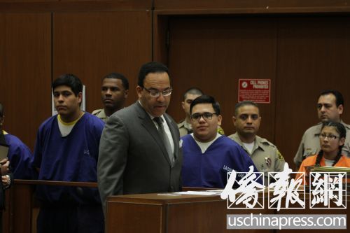 圖中穿囚服者從左至右分別為嫌犯加西亞、奧丘阿與谷艾瑞羅,。(美國《僑報》/邱晨
