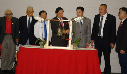 中國駐多倫多總領(lǐng)事薛冰(右三),、紀(jì)念活動總策劃多倫多華人團(tuán)體聯(lián)合總會主席魏成義(右二),、聯(lián)邦參議員胡子修(左四)等人,,在場敲響和平鐘,。(美國《世界日報》/葛健生
